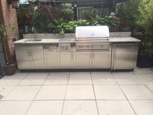 Bianco Romano Granite Countertop, Bianco Romano Granite Standard Backsplash, Stainless Steel Counter Base and Stainless Steel Cabinets